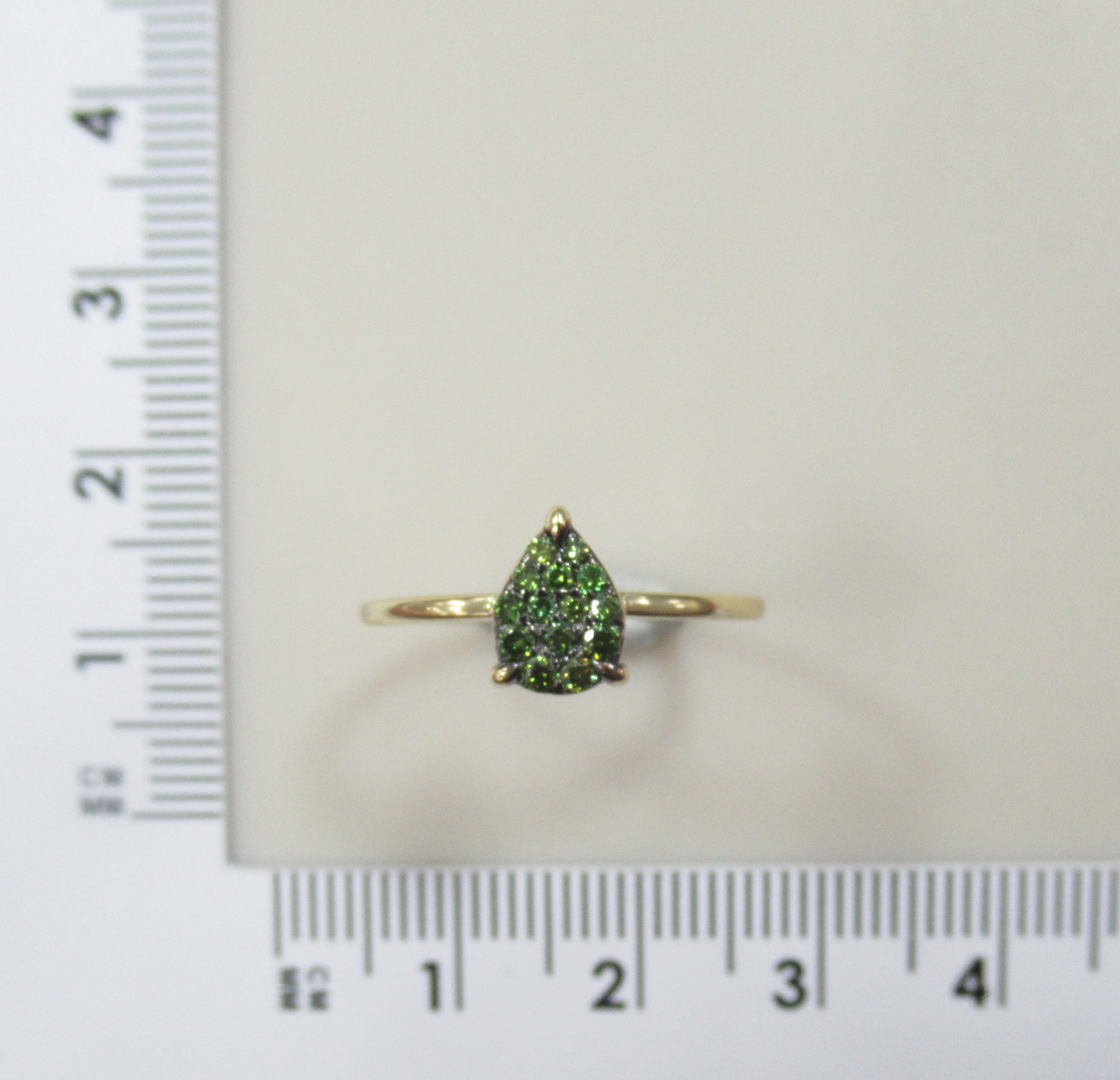 Кольцо из желтого золота с зелеными бриллиантами